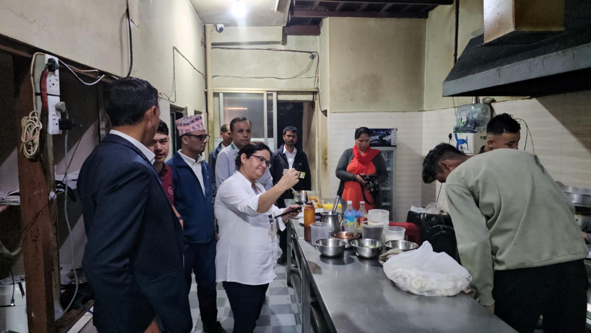 बुटवल बजारमा खाद्य अनुगमन, अखाद्य वस्तु बरामद गरी नष्ट
