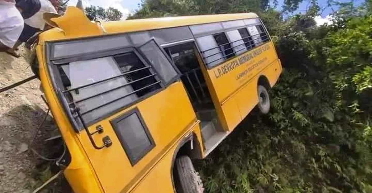 पोखरामा स्कुल बस दुर्घटना हुँदा सहचालकको मृत्यु, चालकसहित २० विद्यार्थी घाइते