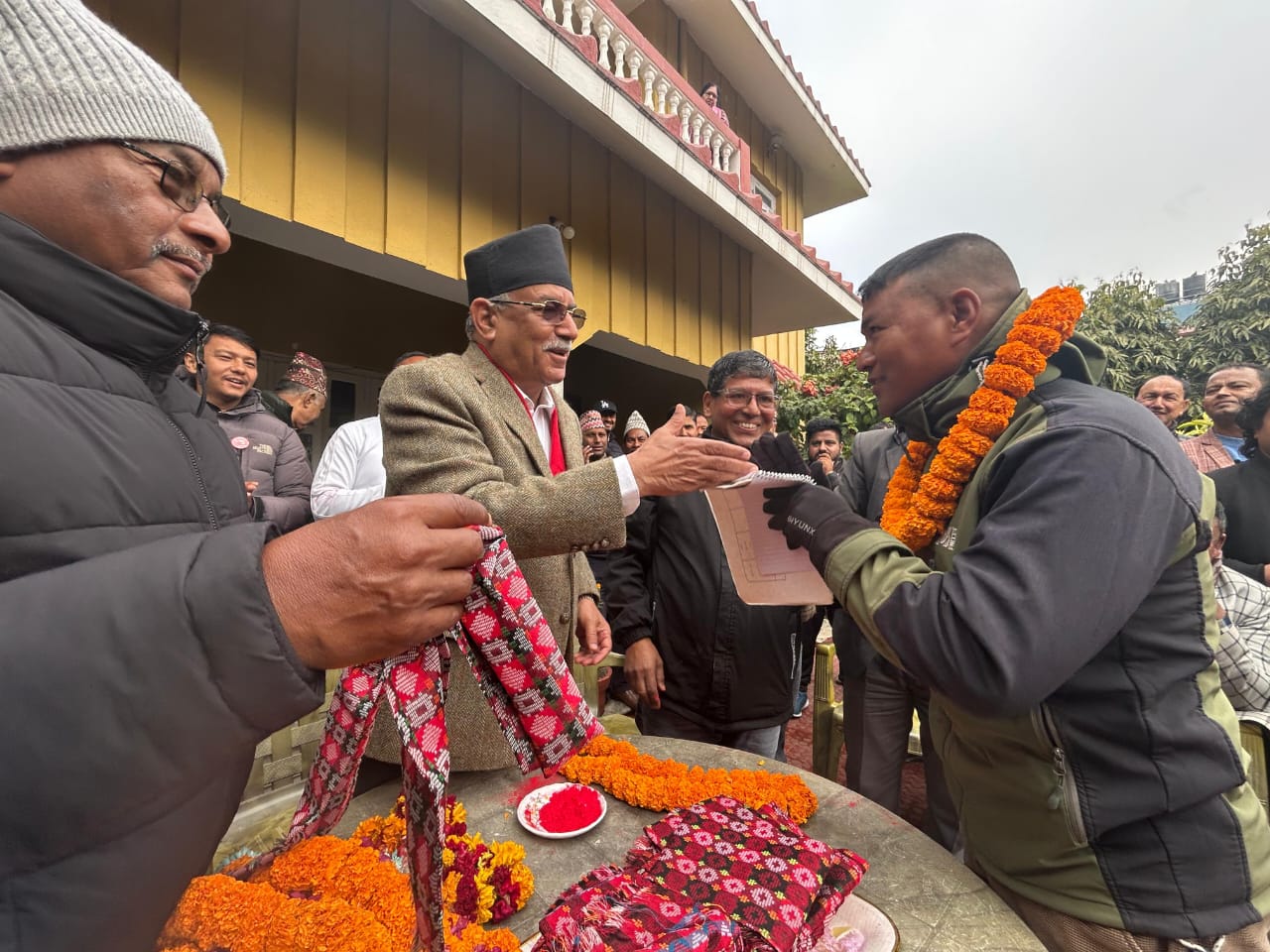 पार्टी प्रवेश गर्नेहरुलाई अध्यक्ष प्रचण्डद्वारा स्वागत