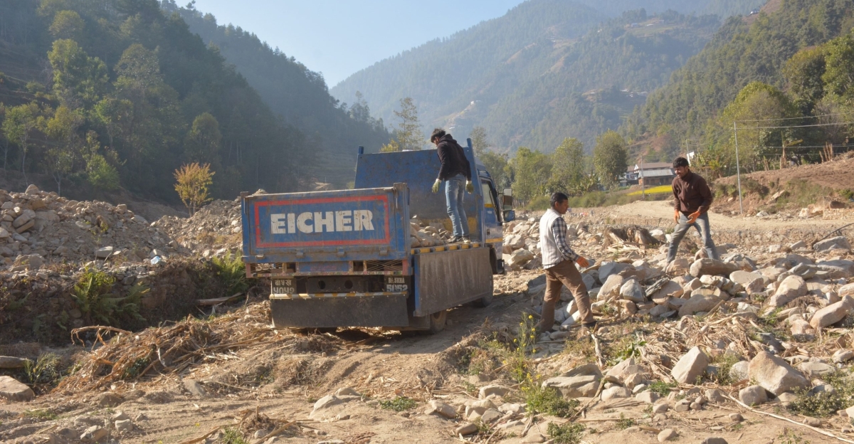 बाढीको वितण्डापछि जुर्मुराउँदै बेथानचोकका किसान