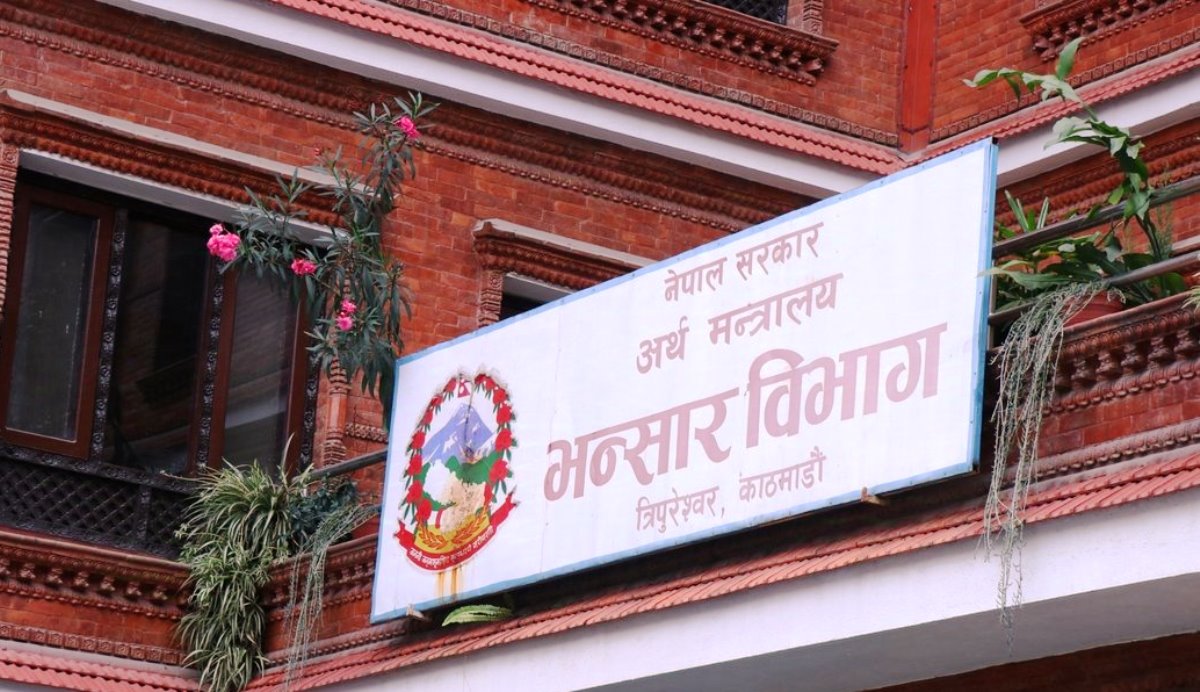 देशको व्यापार घाटा साढे १२ खर्ब नाघ्यो