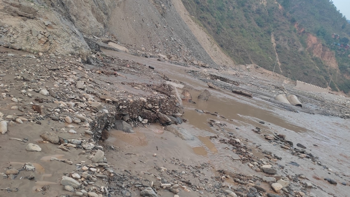 आठ घण्टादेखि बिपी राजमार्ग अवरुद्ध, बेपत्ता महिलाको खोजी गरिँदै