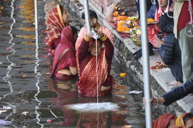 छठ पर्वको मुख्य दिन आज, अस्ताउँदो सूर्यको पूजाआराधना गरिँदै