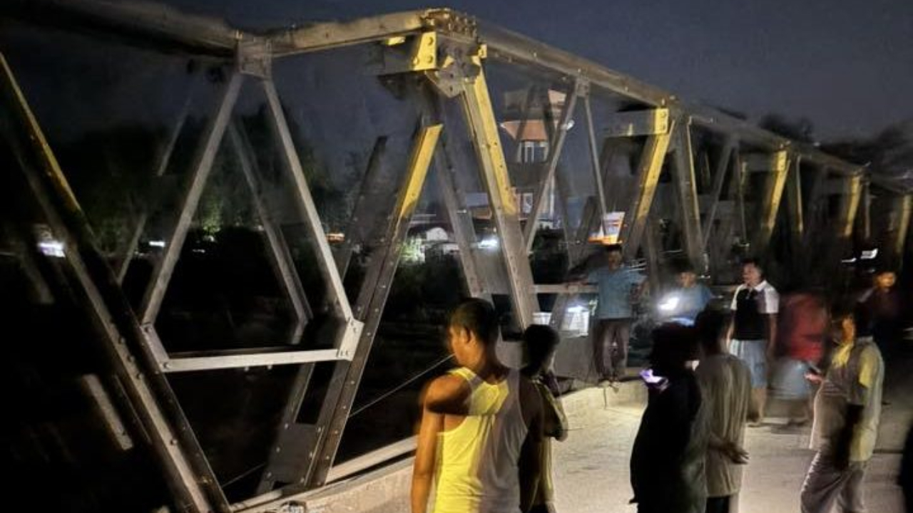 चोरमारामा पुल भासिएपछि बुटवल-नारायणगढ सडक अवरुद्ध