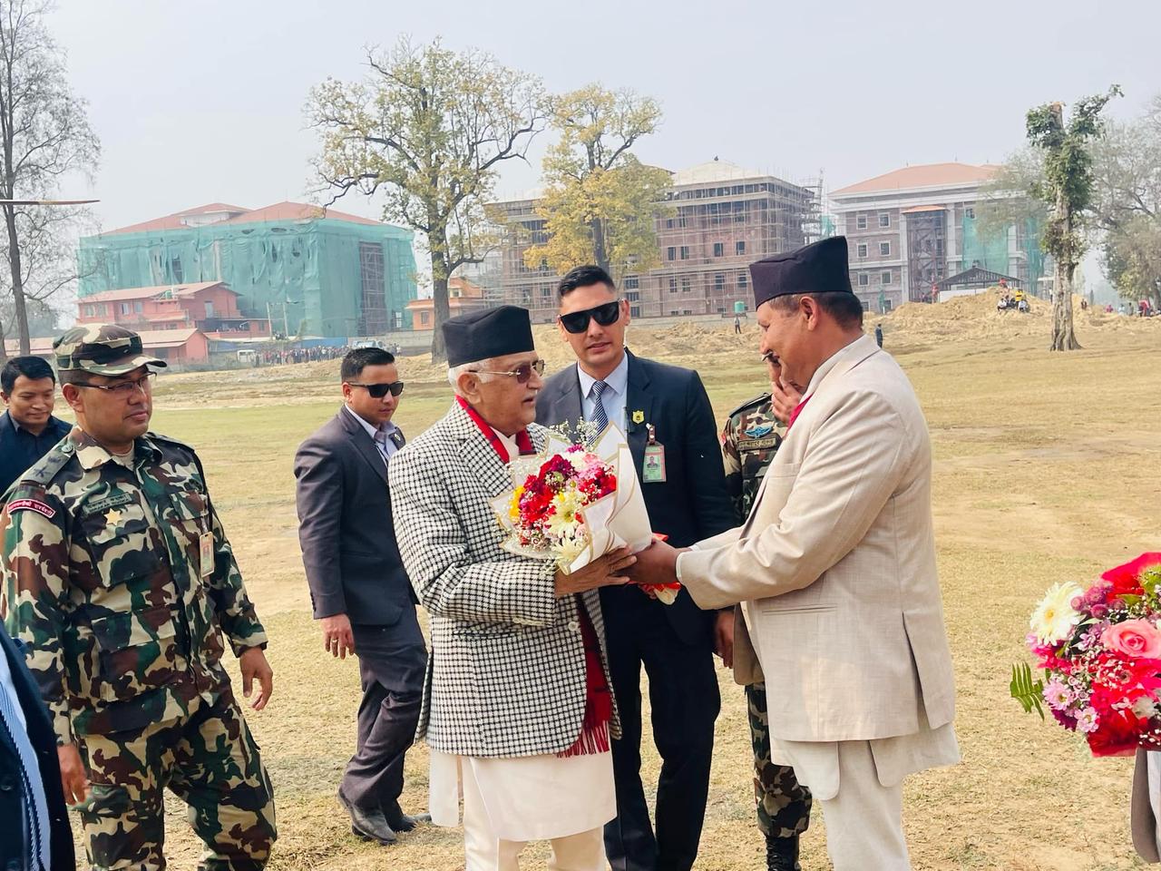 दाङ आए प्रधानमन्त्री ओलि, मुख्यमन्त्री आचार्यद्वारा स्वागत