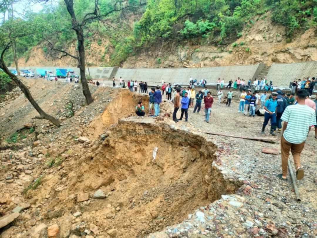 सडक भासिएपछि दाउन्ने सडक पूर्ण रूपमा अवरुद्ध