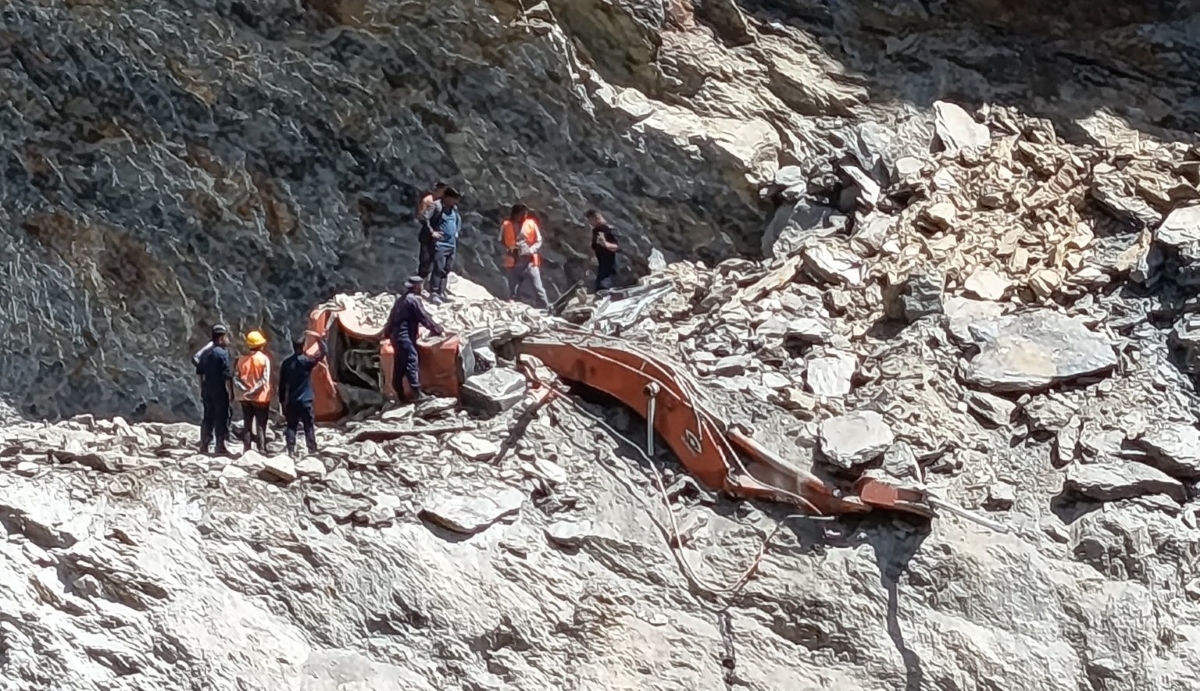 सडक खन्ने क्रममा पहिरोमा पुरिएर एक्साभेटर चालकको मृत्यु