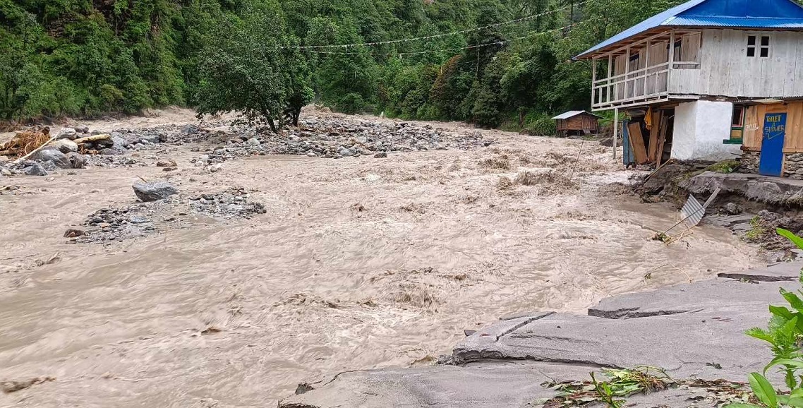 दोलखामा ३ घर बाढीले बगायो, एक जना वेपत्ता