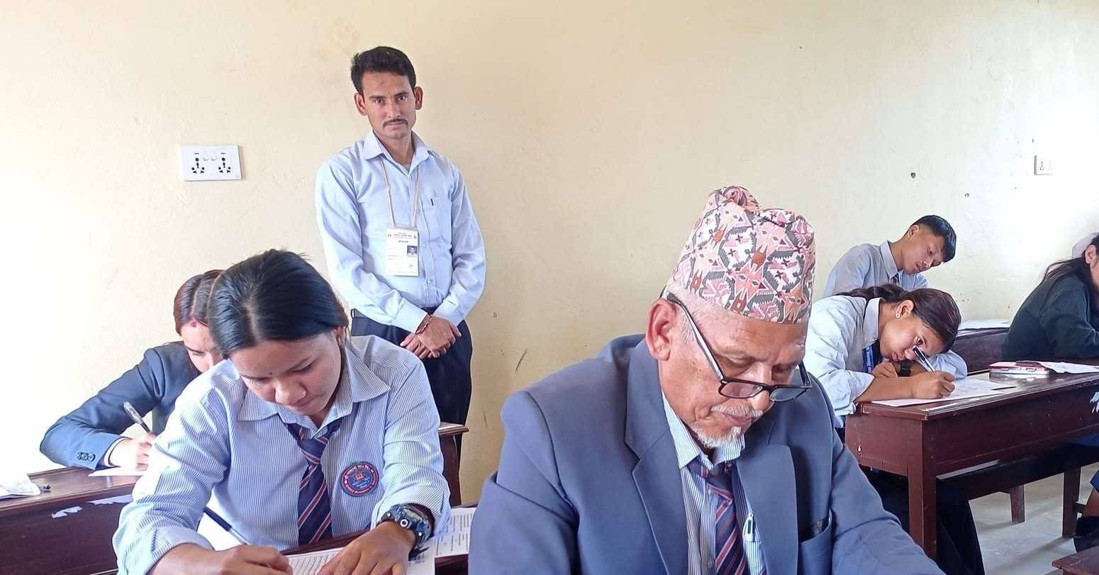 कक्षा १२ को परीक्षा दिँदै ६८ वर्षीय लालबहादुर