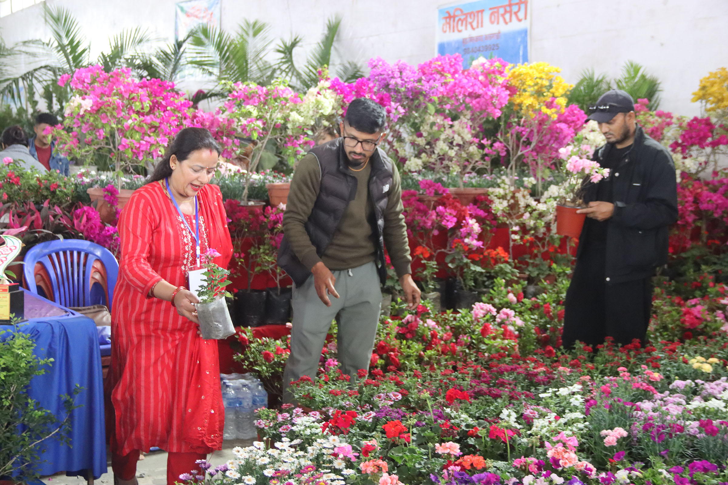 फूल मेलामा रमाइरहेका ‘फूलप्रेमी’