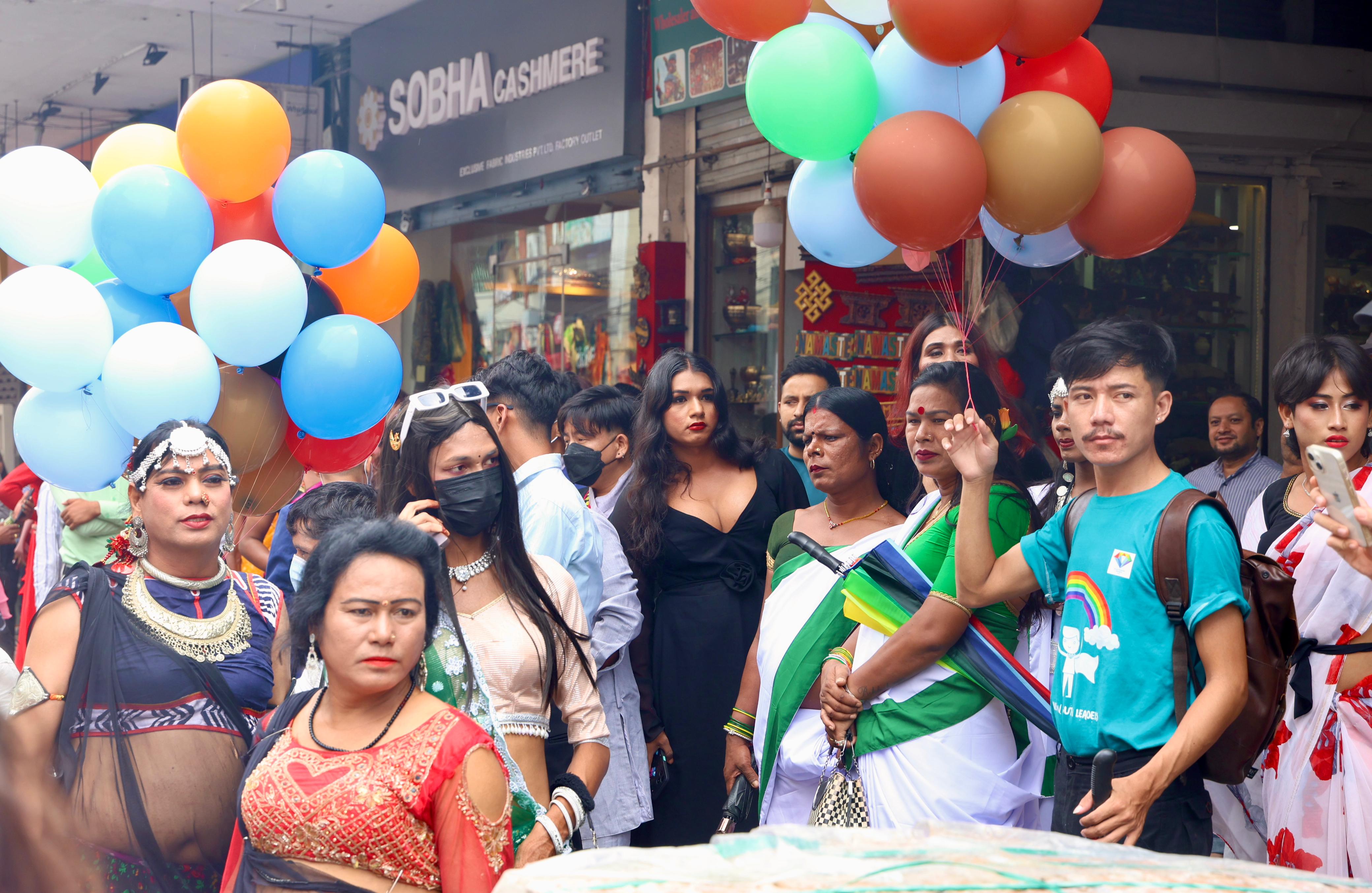 अल्पसंख्यक महिला तथा पुरुषहरु विभिन्न भेषभुषामा सजिएर गाईजात्रामा सहभागी (फोटोफिचर)