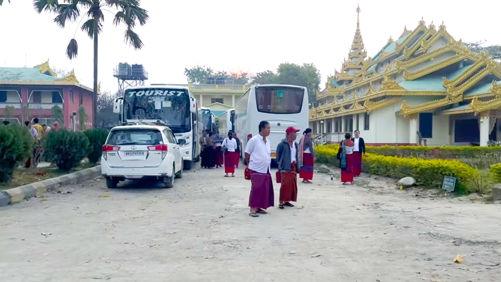 लुम्बिनी विकास कोषको आदेशलाई लत्याउँदै बिहार र गुम्बामा सयौँ पर्यटक, लुम्बिनीको होटल खाली