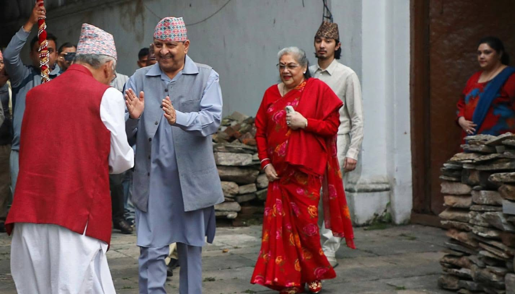 नाती हृदयेन्द्रलाई लिएर पूर्व राजा ज्ञानेन्द्र शाह १७ वर्ष पछि नारायणहिटी दरबारमा
