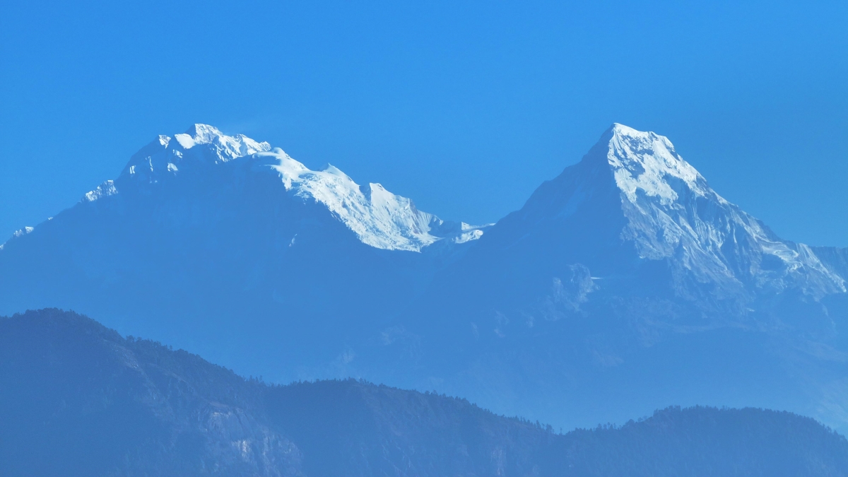 गलकोटबाट देखिएको धौलागिरि र माछापुच्छ्रे हिमालको दृष्य(फोटो फिचर)