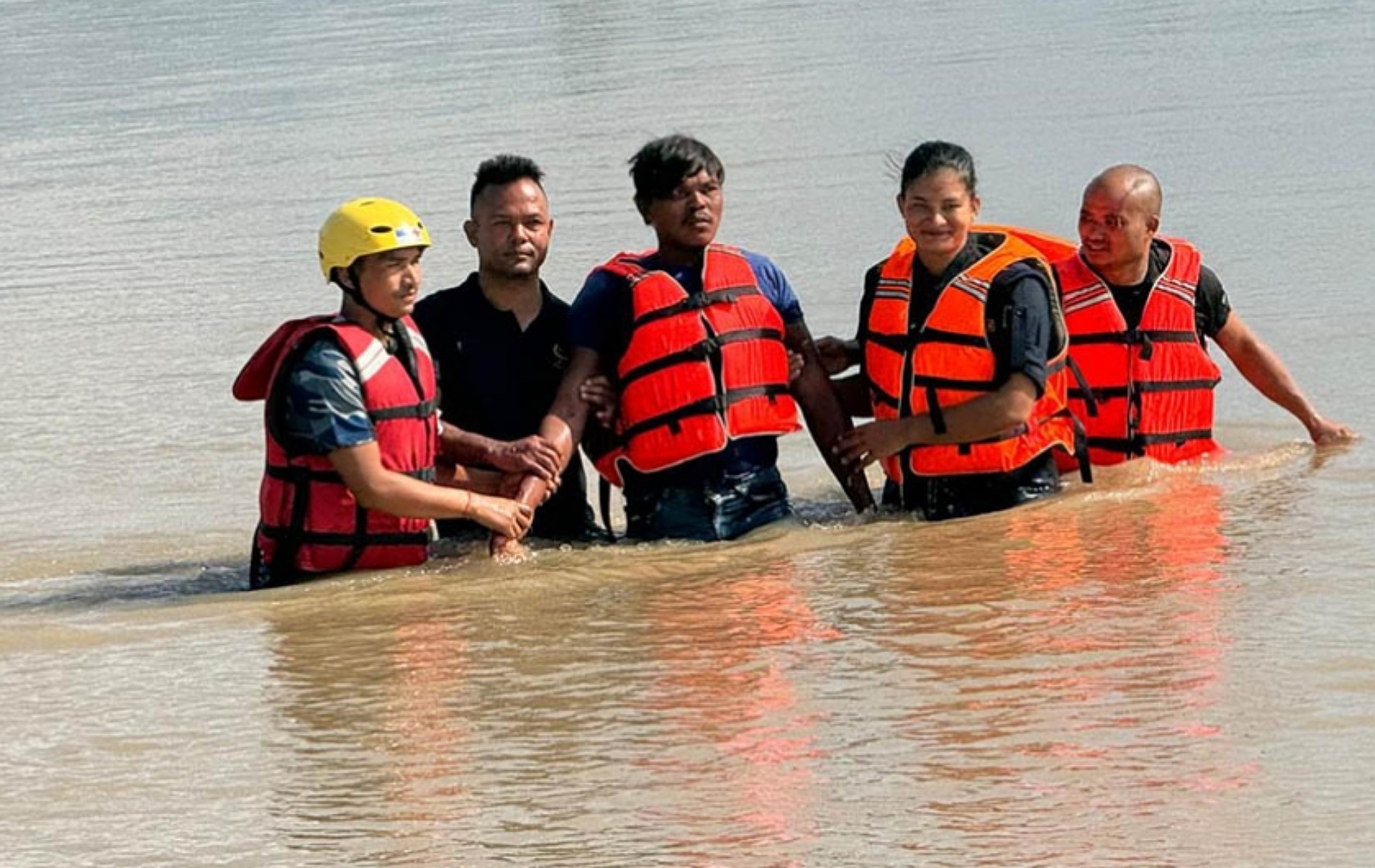 राप्ती नदीमा हाम फालेका व्यक्तिको सकुसल उद्धार