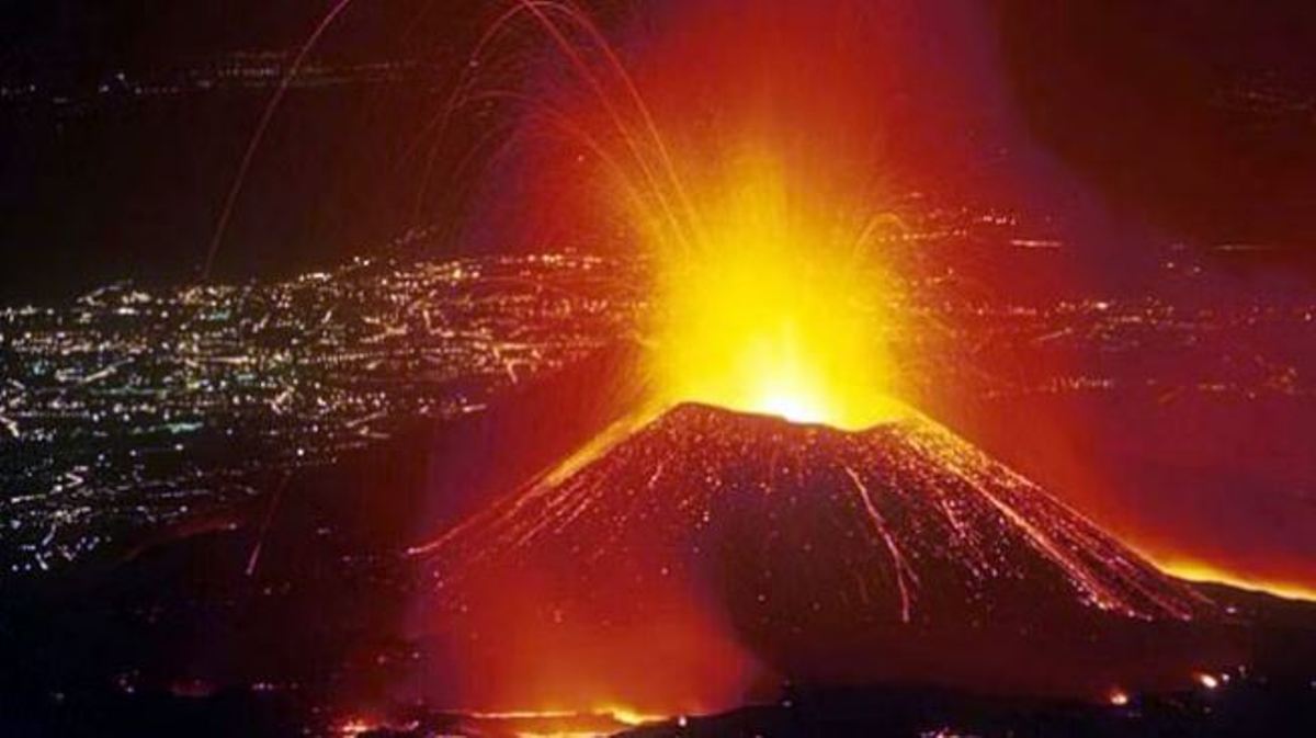इन्डोनेसियामा भयानक ज्वालामुखी बिष्फोटन, ११ हजार बढीलाइ अन्यत्र सारियो