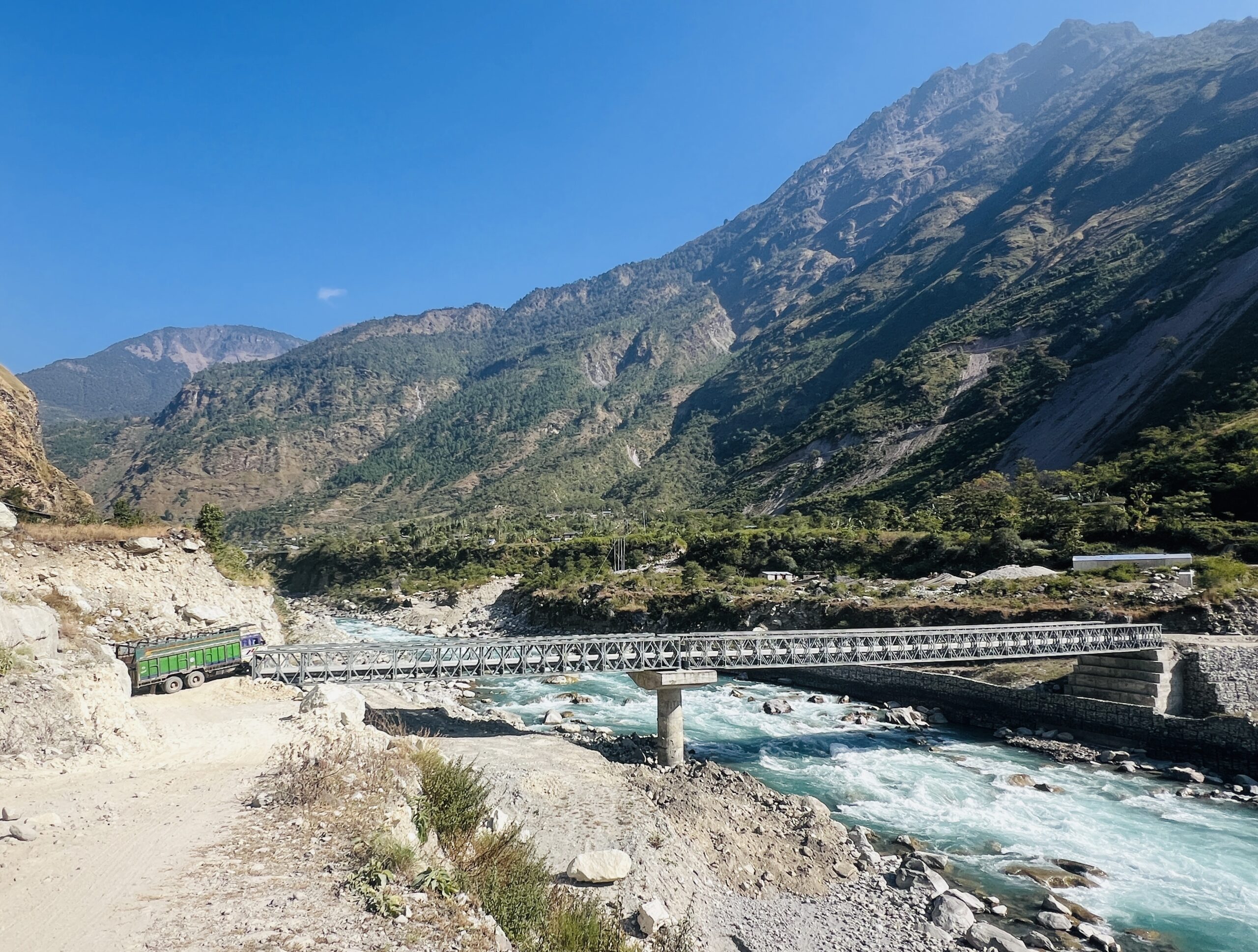 कर्णाली समृद्धिको आधार बन्दै सडक,  स्याउ र जडीबुटीले पाउन थाल्यो बजार