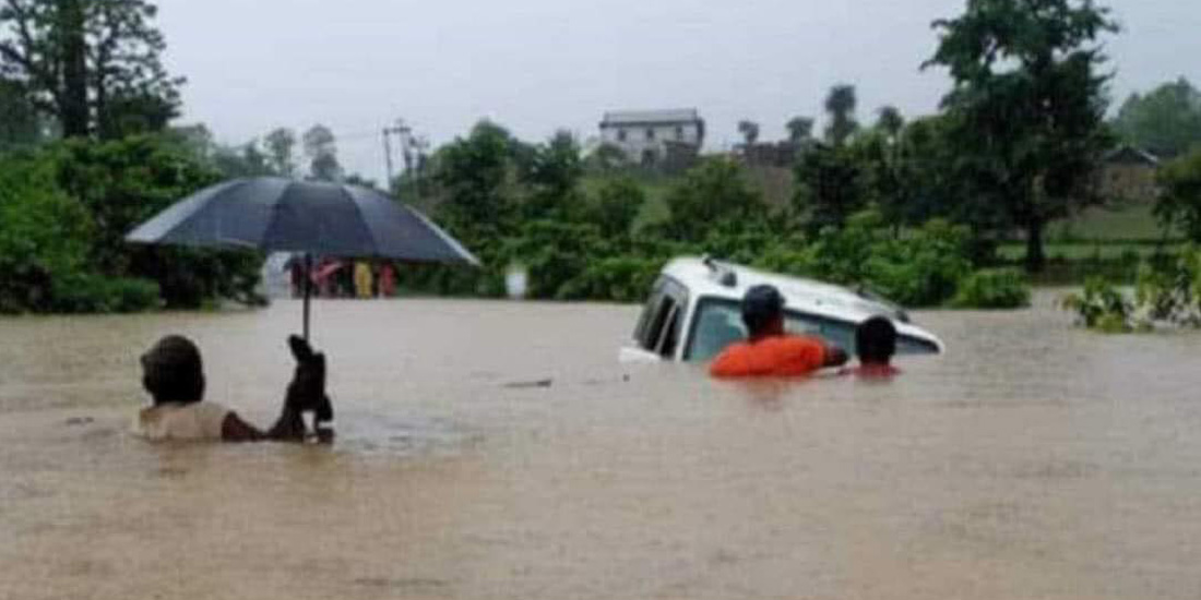 लमहीमा बाढी अवलोकन गर्न गएका मेयर सवार गाडी खोलामा भासियो