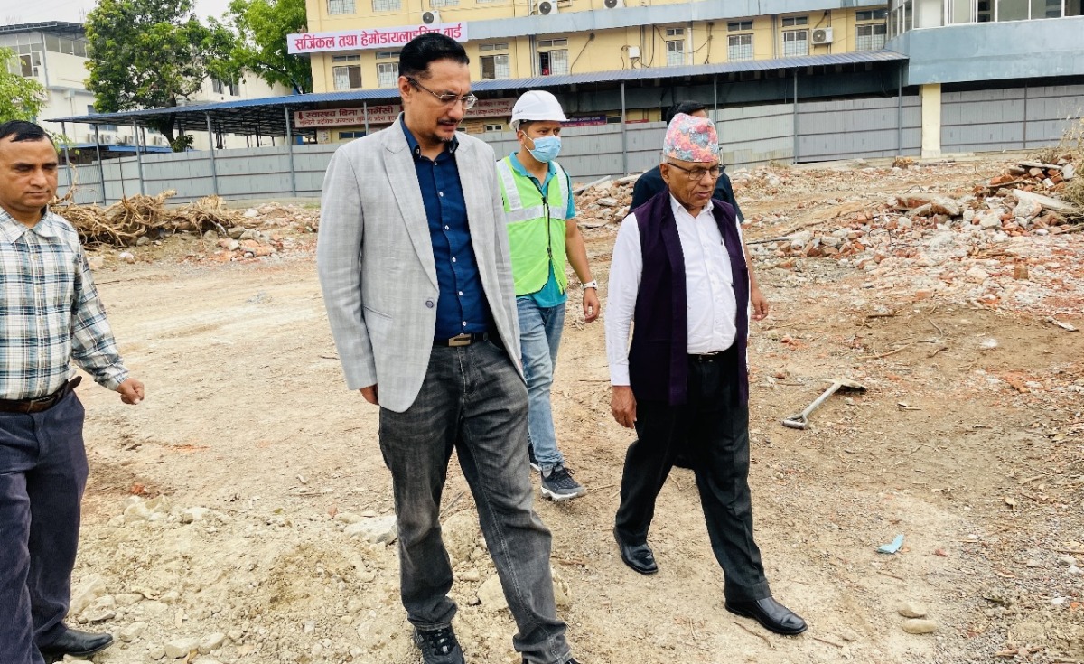 लुम्बिनी प्रादेशिक अस्पतालमा निर्माणको काम तिब्र : स्थलगत निरीक्षणमा पुगे पूर्व मुख्यमन्त्री