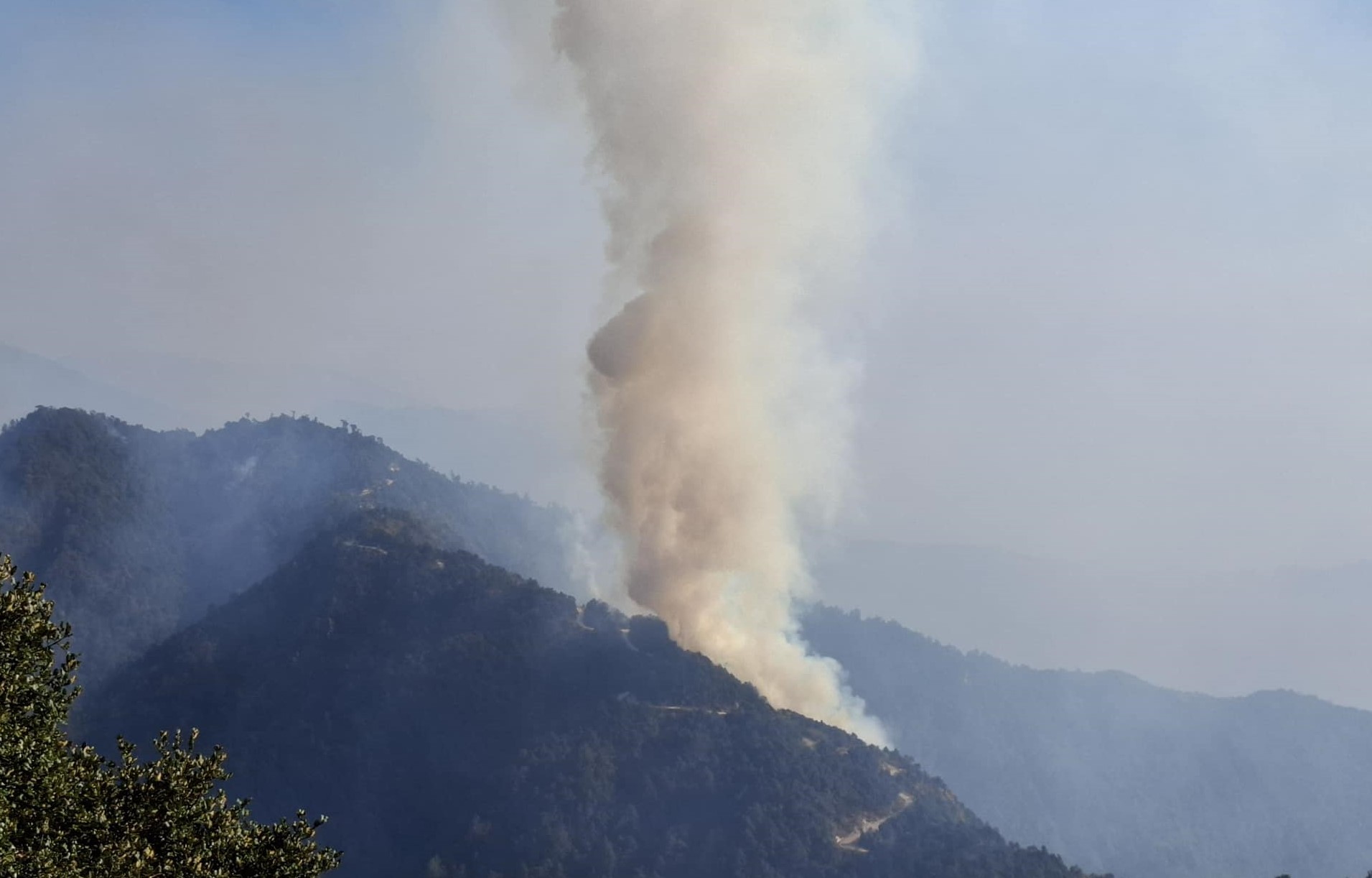 काभ्रेको महाभारत जङ्गलमा लागेको आगलागी अझै नियन्त्रणमा आएन