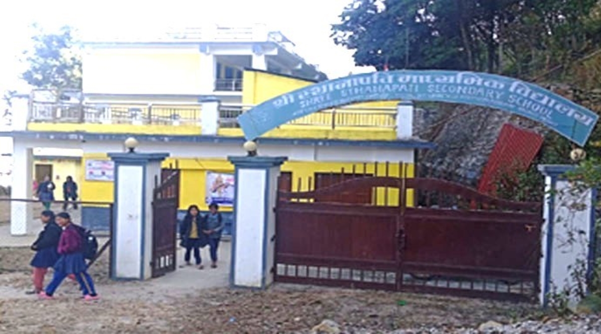 विद्यार्थीलाई बाहिर निकालेर जनप्रतिनिधिले नै गरे विद्यालयमा तालाबन्दी