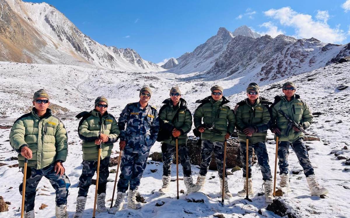 सुरक्षा अधिकारीद्वारा चीनसँगको सीमा क्षेत्रको निरीक्षण