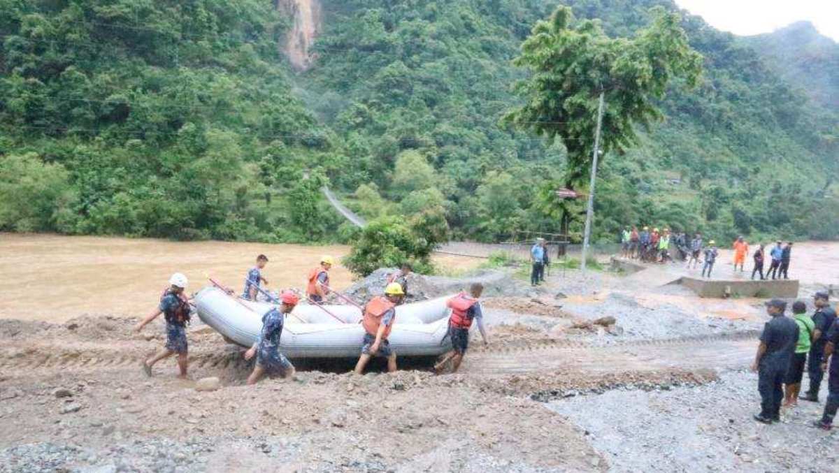 त्रिशूलीमा खसेको बस अझै भेटिएन, पहिरोमा पुरिएको आशंका