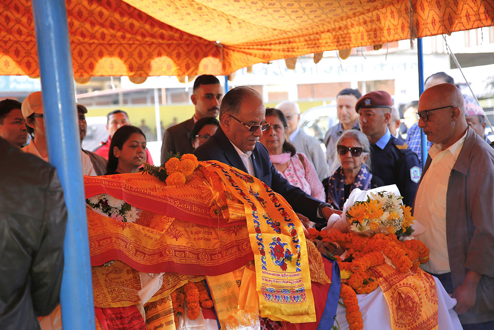 प्रचण्डद्वारा पूर्वसभामुख ढुगानाको पार्थिव शरीर श्रद्धाञ्जली अर्पण