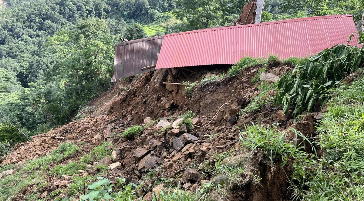 पाँचथरको याङवरकमा बाढीपहिरो, मध्यपहाडी लोकमार्ग अवरुद्ध