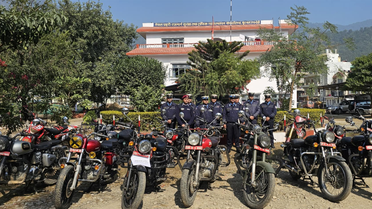 बुटवलमा बाइक पड्काउँदै हिड्नेलाई ट्राफिक प्रहरीको कारबाही : एकै दिन ११ वटा नियन्त्रण