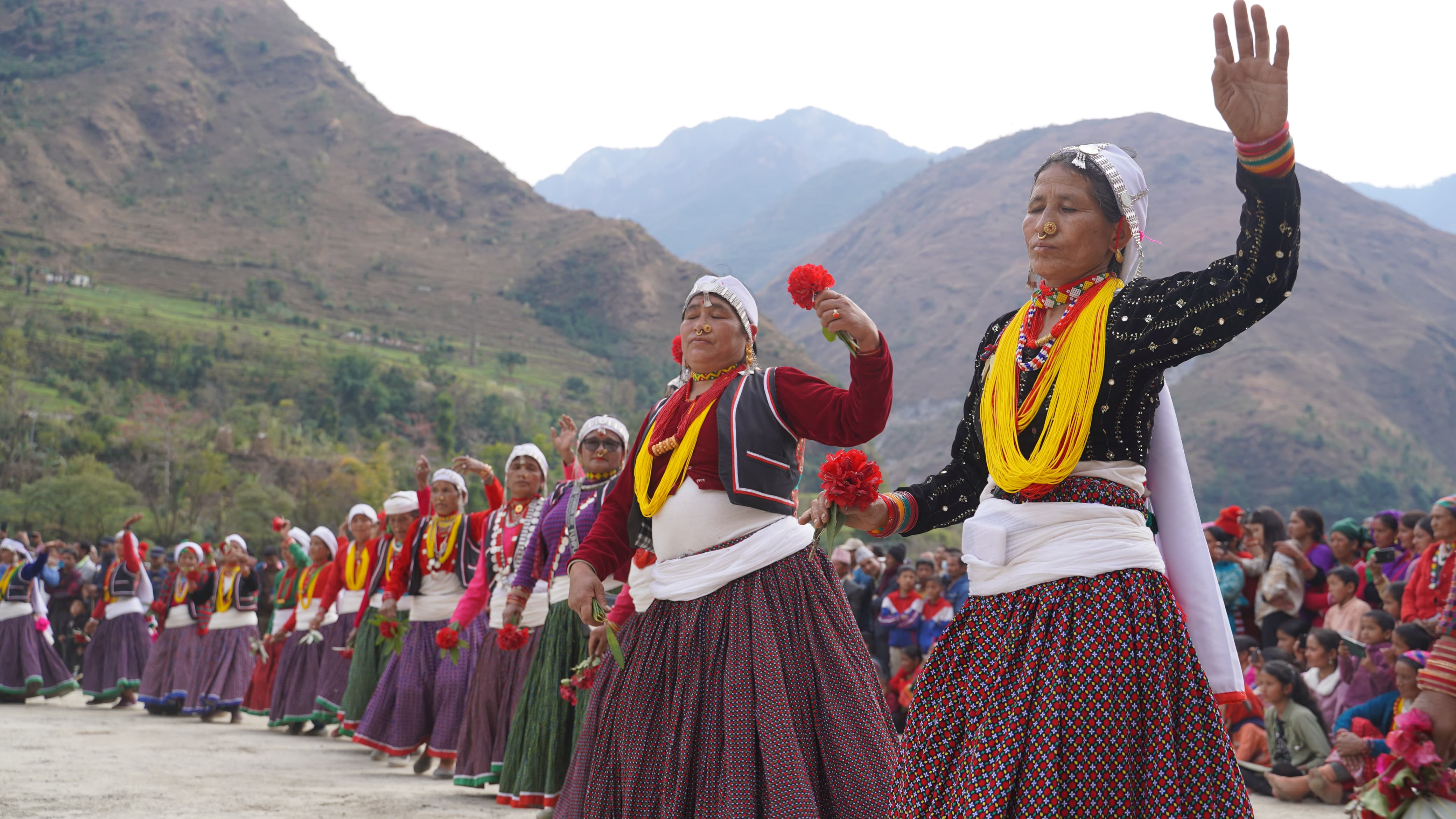 दार्चुलाकाे मार्मा र खण्डेश्वरी क्षेत्रमा सयाैं महिलाले संयुक्त रुपमा नाच्ने परम्परागत छलिया नृत्य (फोटोफिचर)