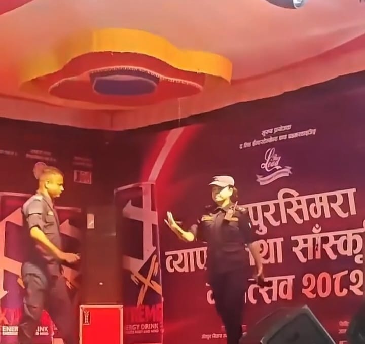 प्रशासनको निर्देशन बेवास्ता गरेको भन्दै गायकको माइक प्रहरीले खोस्यो