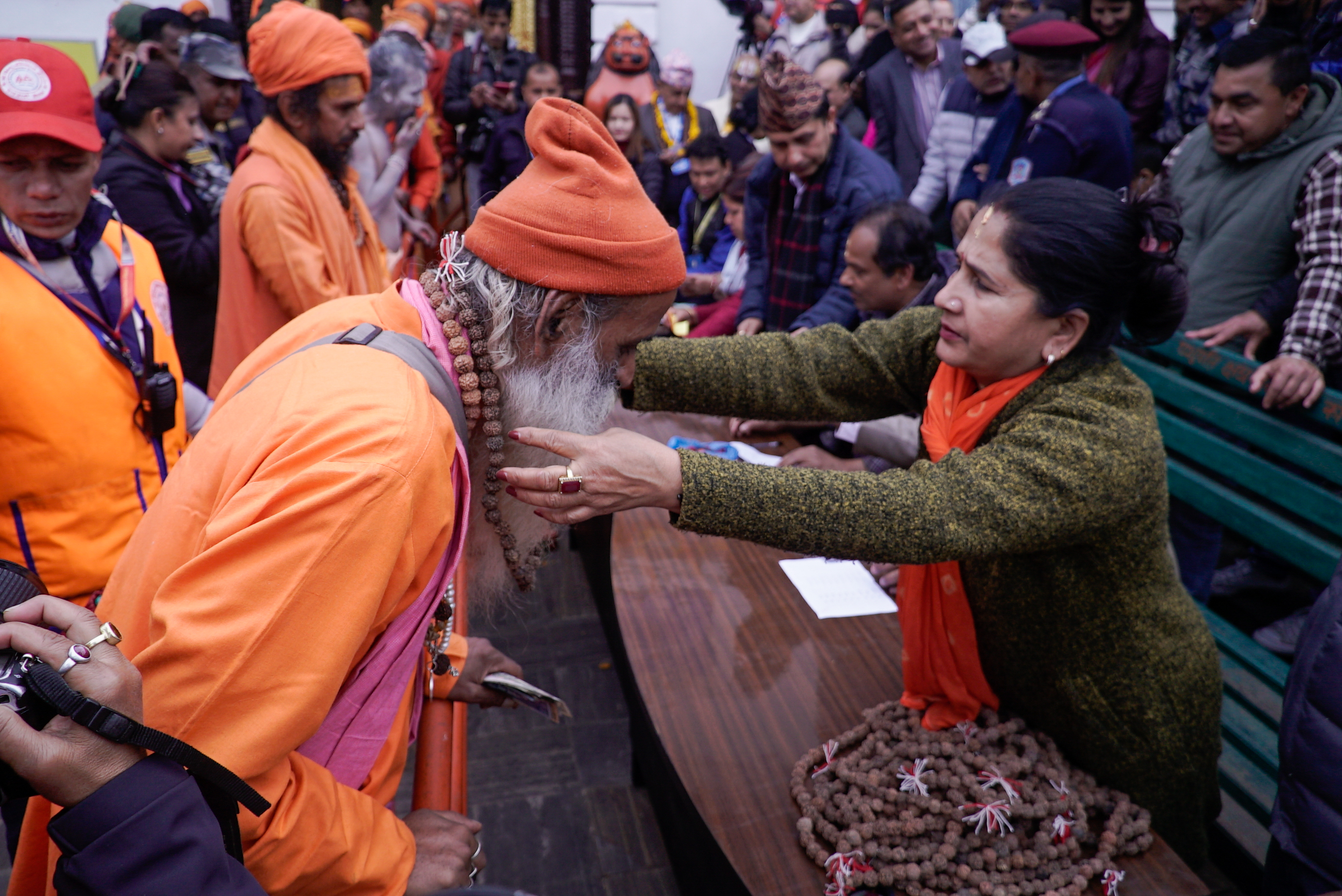 पशुपतिबाट साधुसन्तको गरियो विदाइ, दुई सयदेखि नौं हजारसम्म दक्षिणा