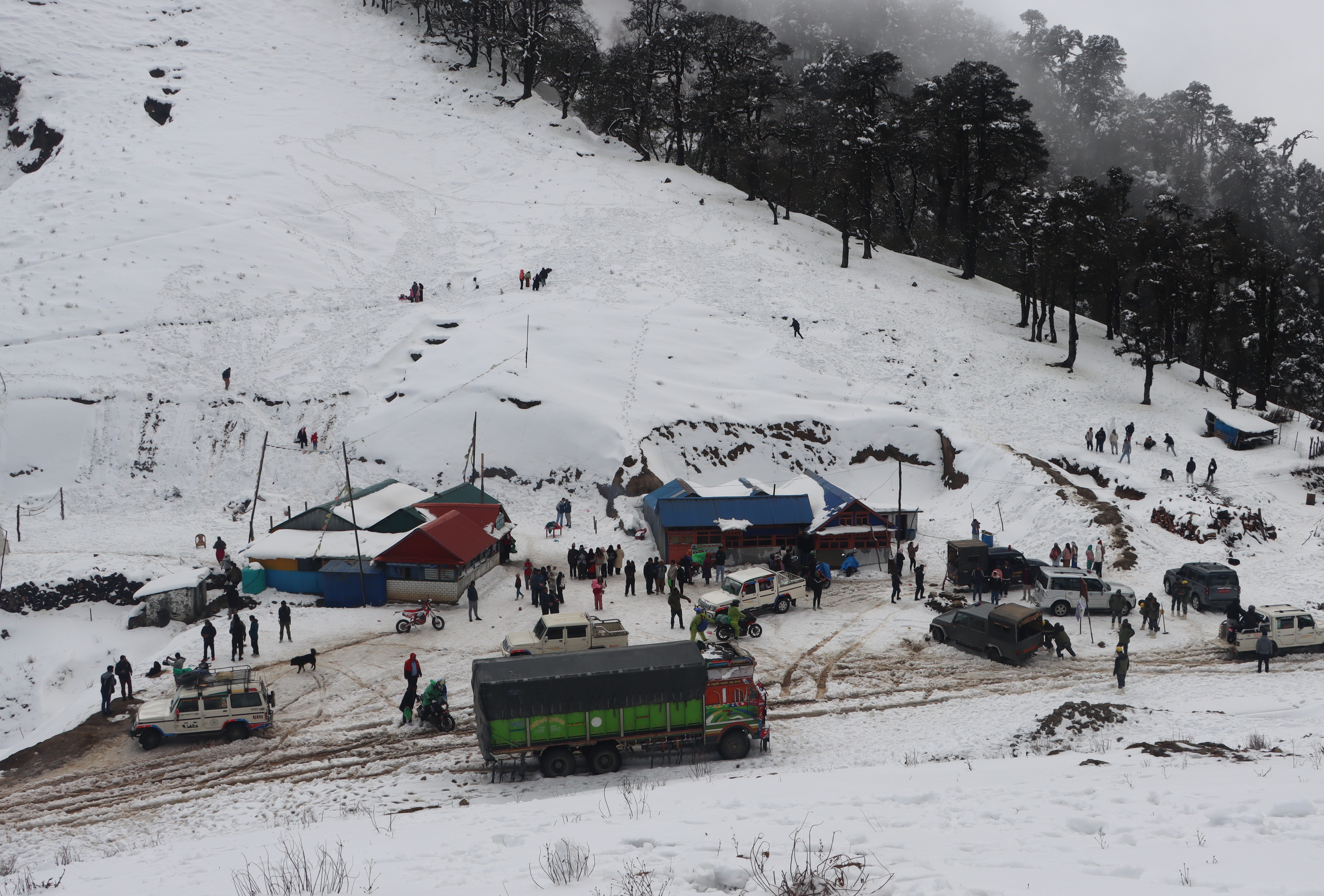 हिउँ खेल्न लोभिएका आन्तरिक पर्यटक रूकुम पूर्वमा