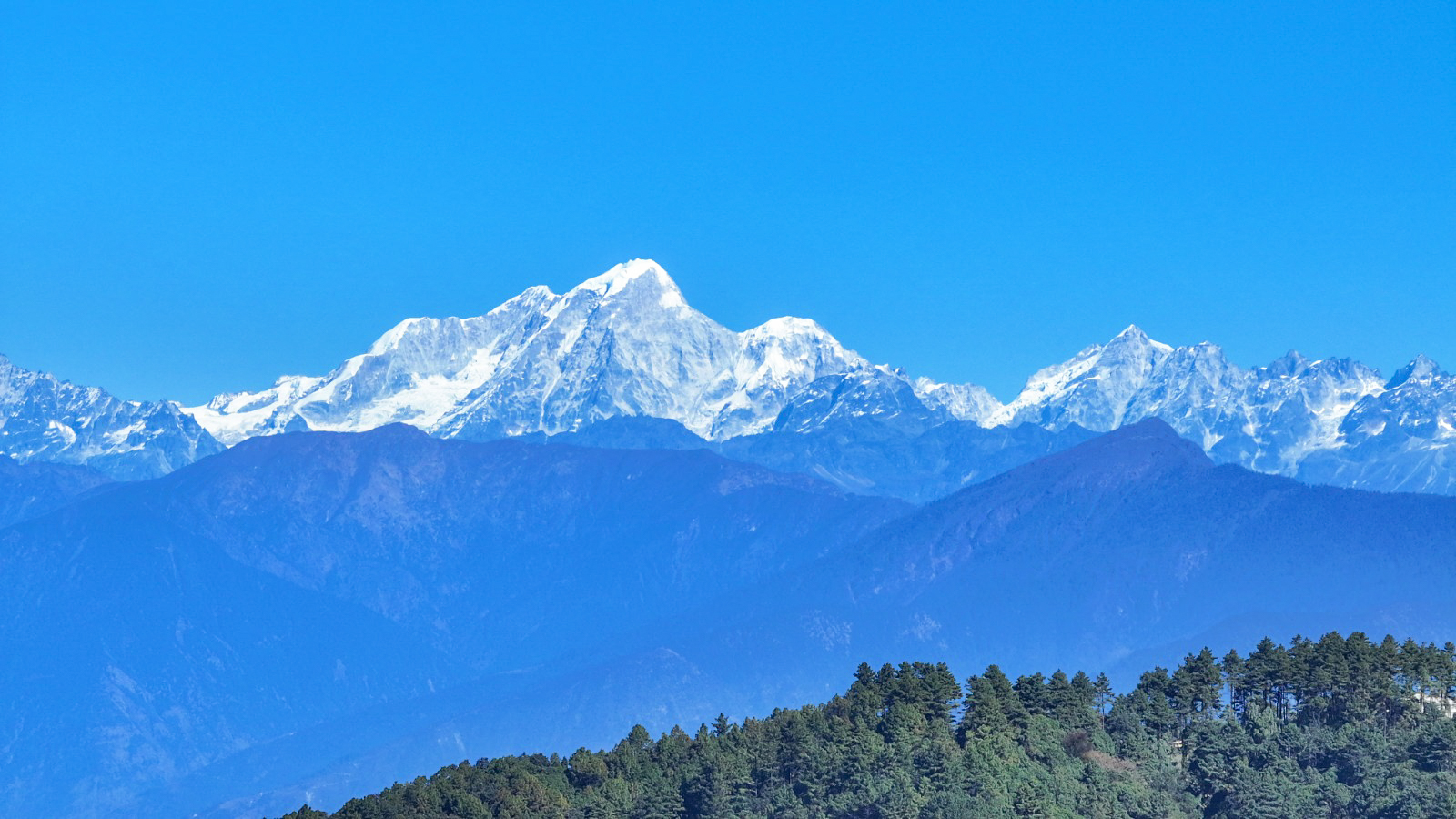 बिहानीपख नगरकोटबाट देखिएको गौरीशंकर र लामटाङ हिमश्रृख्खलाको दृश्य (फोटो फिचर)