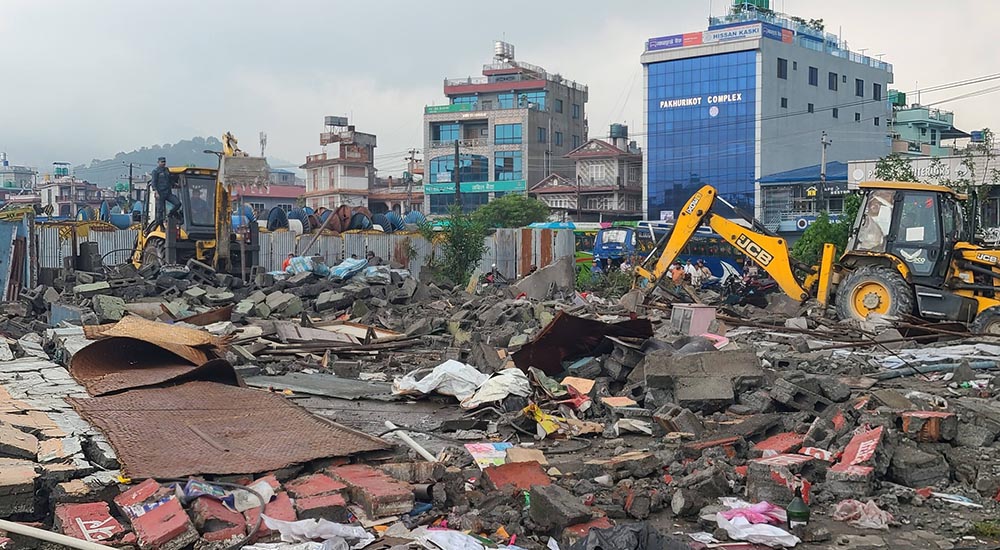 पोखराको अमरसिंह माविको खेल मैदान अगाडिका व्यवसायिक सटर हटाइयो