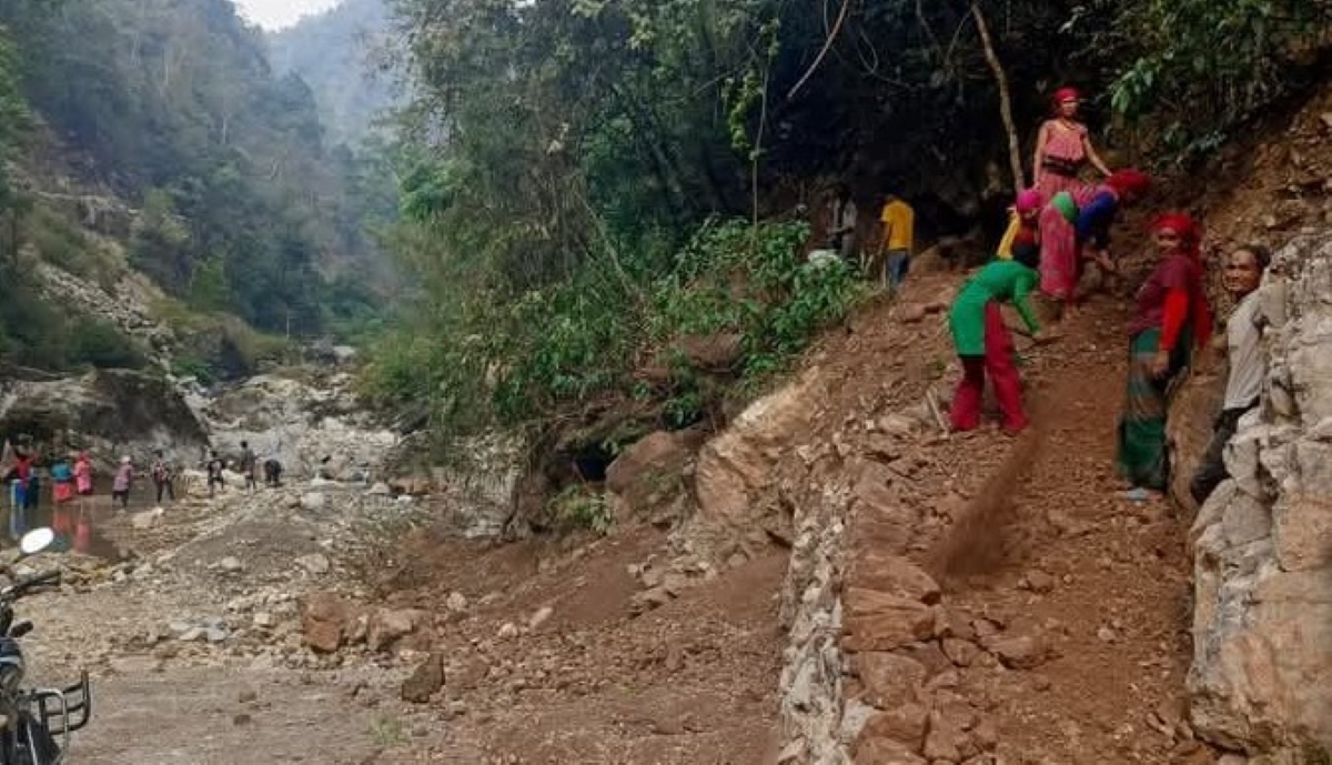सरकारको मुख ताक्दा १२ वर्षसम्म पनि पुल नबनेपछि स्थानीय आफैले थाले पुल निर्माण