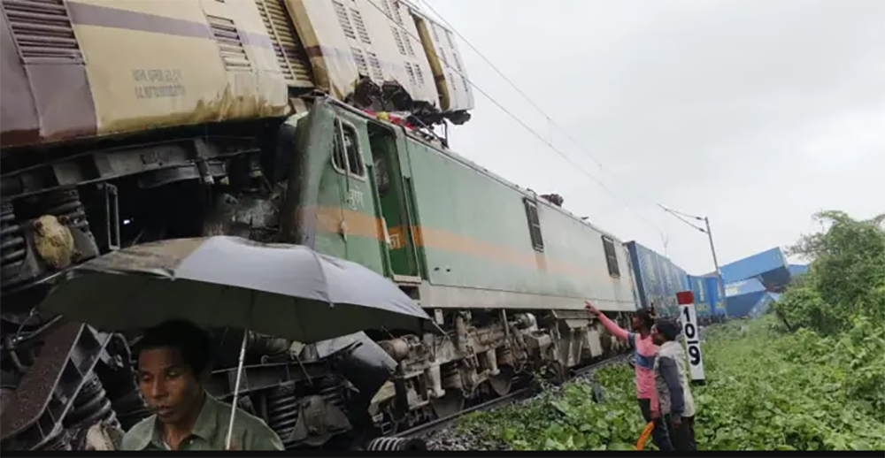 दार्जिलिङको नयाँ जलपाईगुडीमा रेल दुर्घटना, ८ जनाको मृत्यु