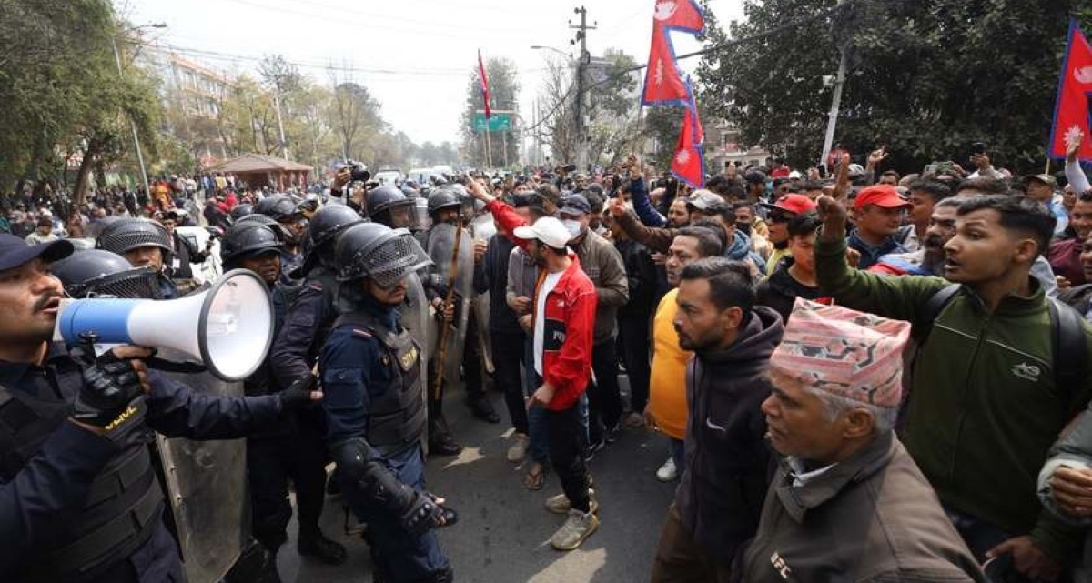 त्रिभुवन विमानस्थलको गेटअगाडि राजावादीहरुको प्रदर्शन, प्रहरी हाइअलर्टमा