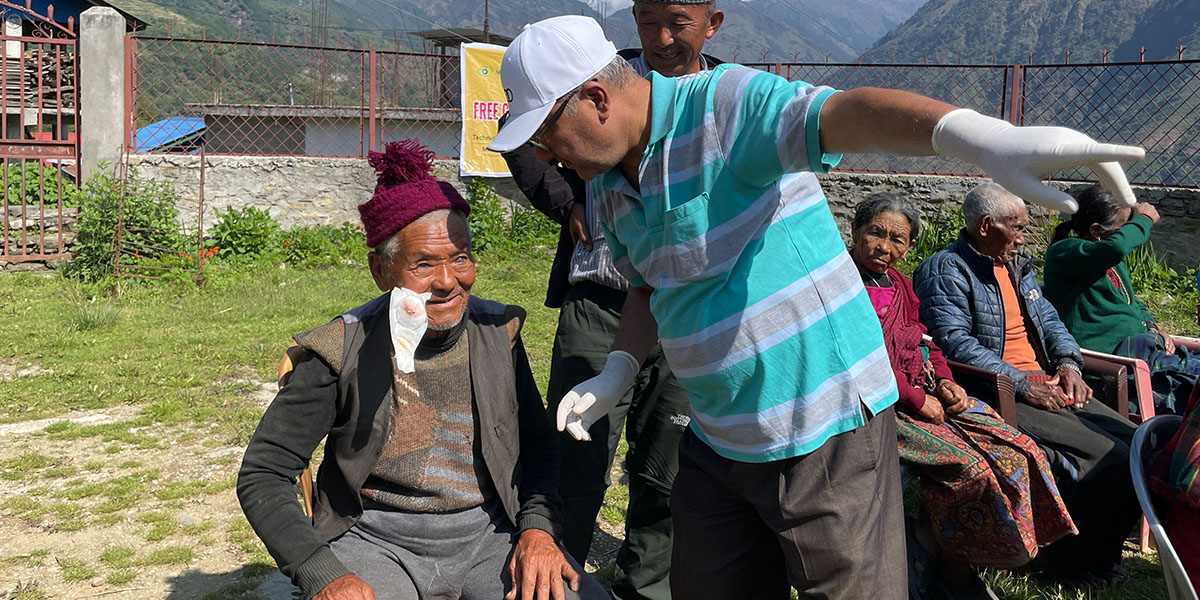 एक दशकपछि आँखा देखेका रामबहादुरको मुहारमा फिरेको खुशी