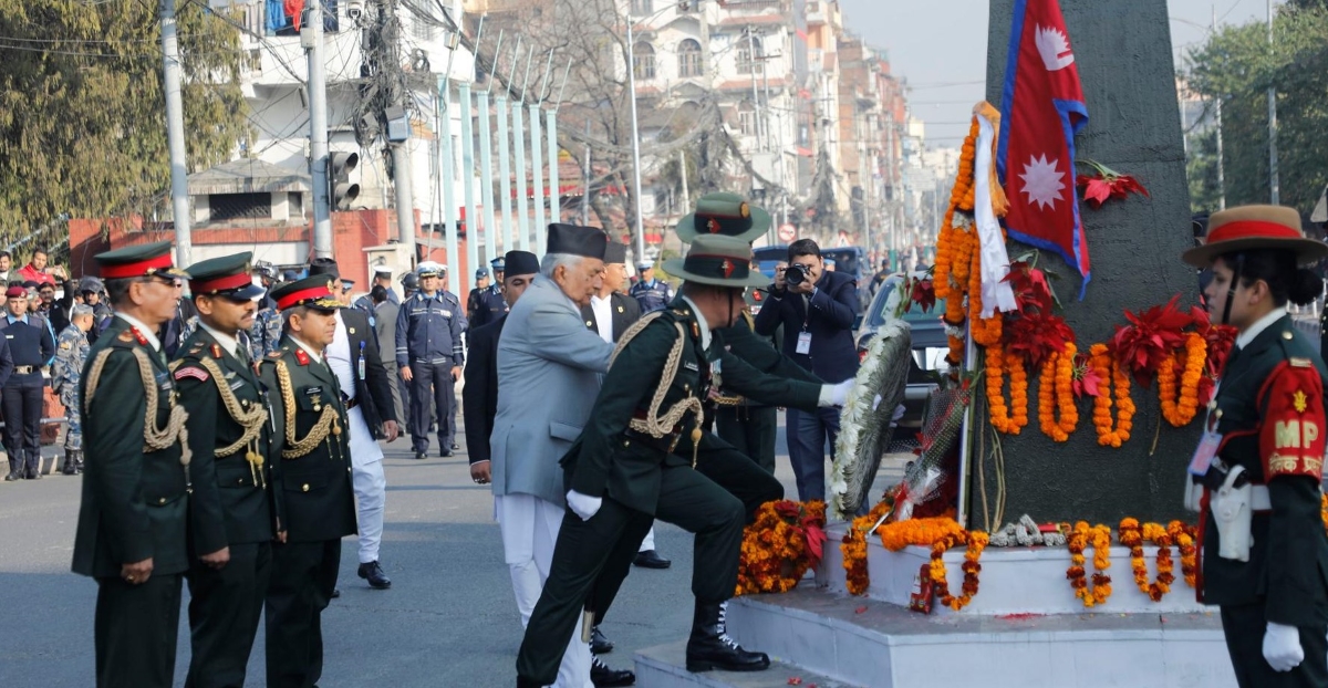 राष्ट्रपति पौडेलद्वारा पृथ्वीनारायण शाहको सालिकमा माल्यार्पण