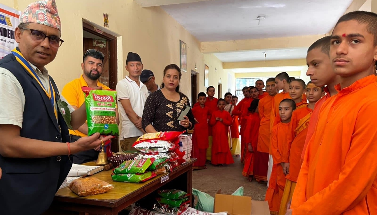 रोटरी क्लब तिलोत्तमाद्वारा गुरुकुल आश्रममा शैक्षिक तथा खाद्य सामग्री वितरण