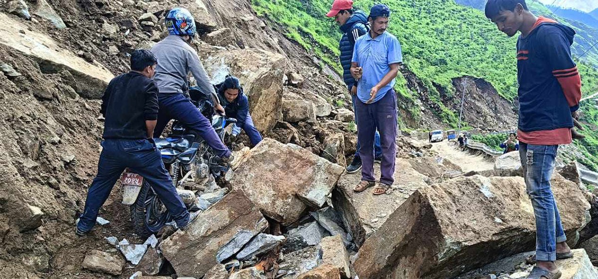 अविरल वर्षाले कर्णाली राजमार्ग अवरुद्ध