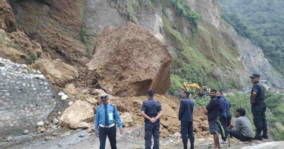 पहिरोले गुल्मीको तम्घास-रिडी-वामीटक्सार सडक अबरुद्ध, छत्रकोटमा घर बगायो