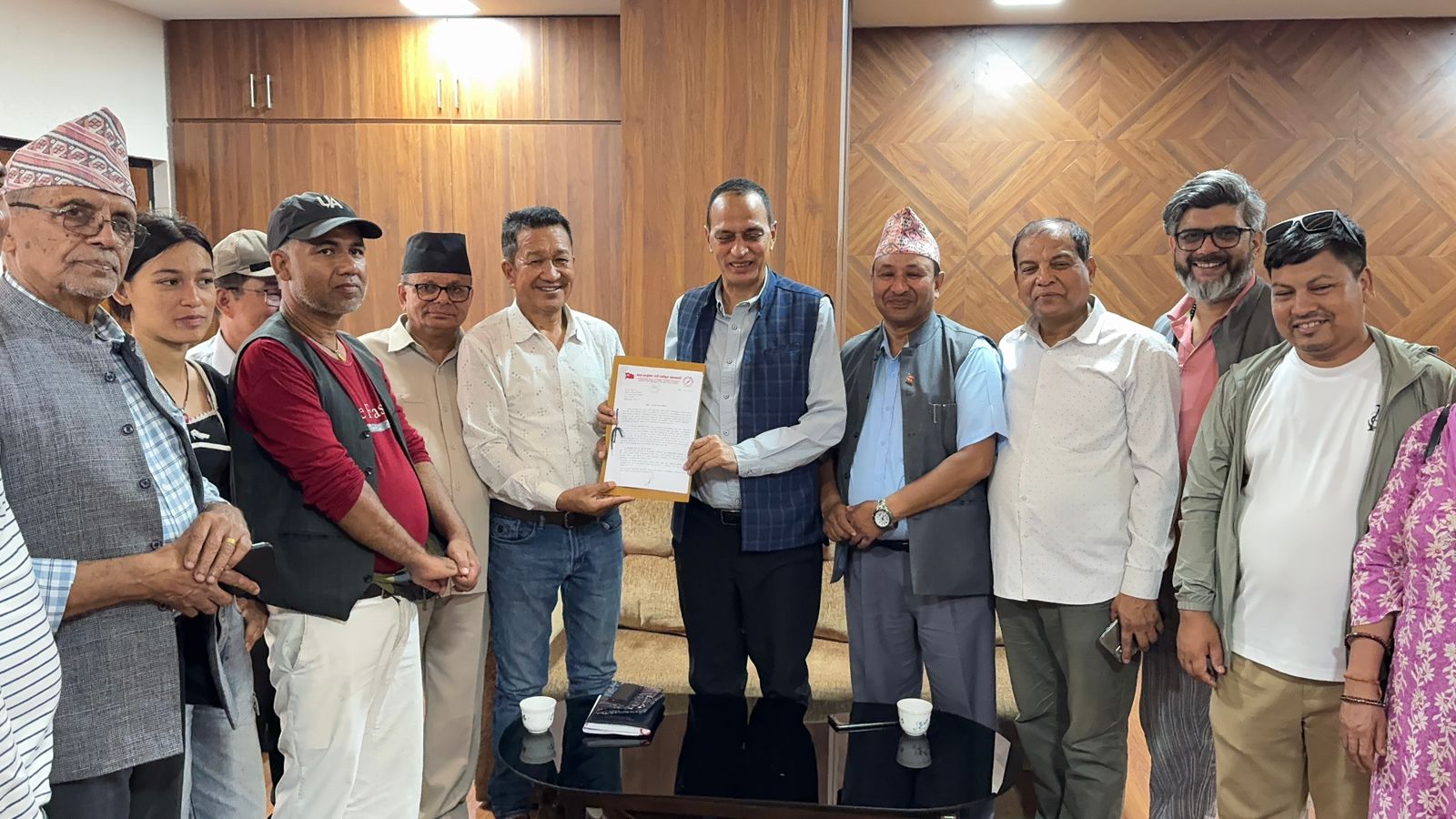 बुटवल धागो कारखाना सञ्चालनको मागसहित एकिकृत समाजवादीले बुझायो नगरप्रमुखलाई ज्ञापनपत्र