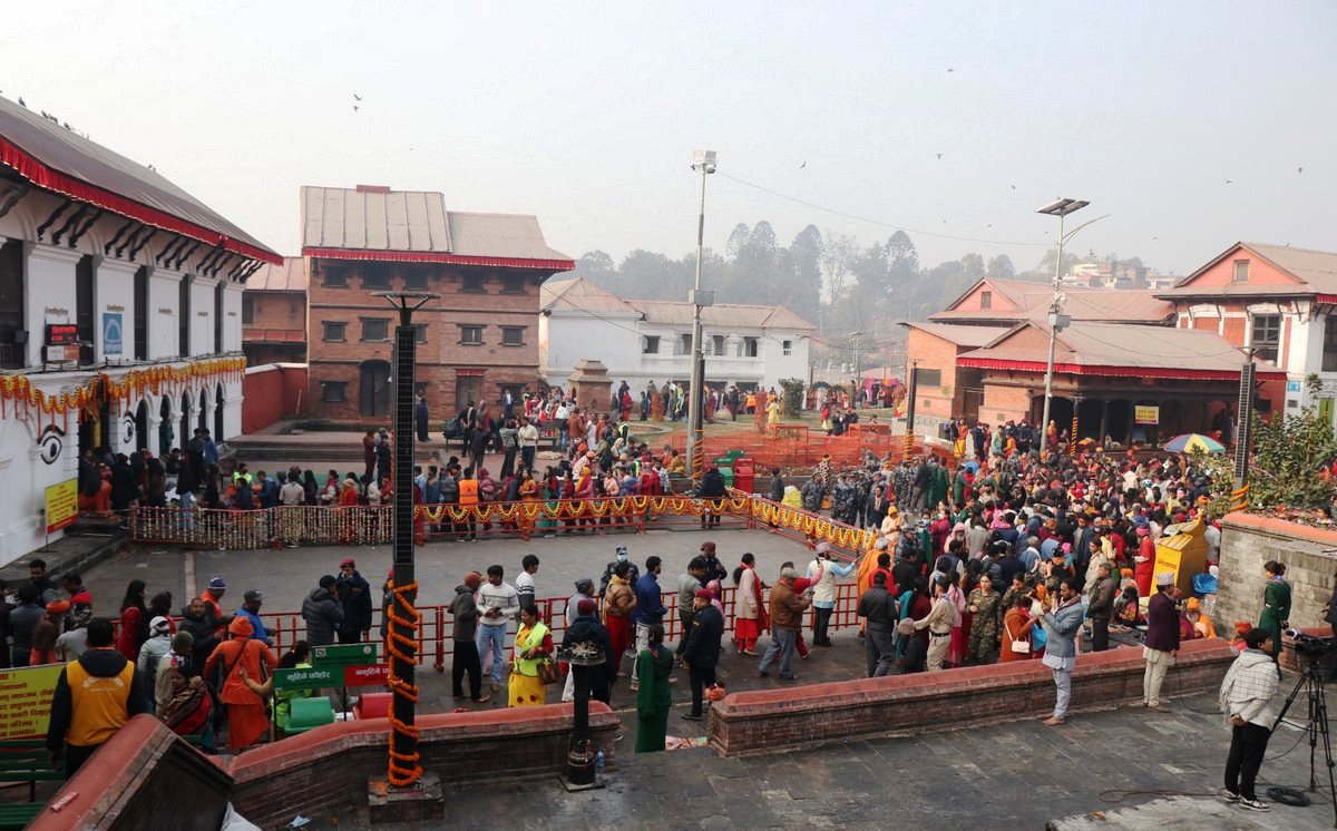 पशुपतिनाथ मन्दिर परिसरबाट ७५ जना पक्राउ