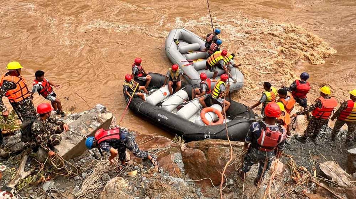 सिमलताल दुर्घटना अध्ययन कार्यदलले आज गृहमन्त्रीलाई प्रतिवेदन बुझाउँदै