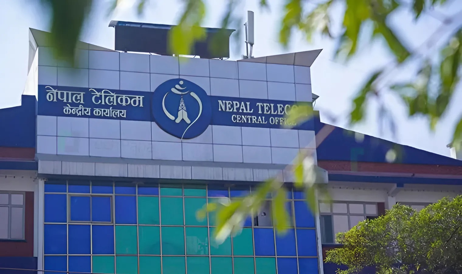 नेपाल टेलिकमको नाफा ४९ प्रतिशतले घट्यो , आम्दानीमा पनि आयाे गिरावट