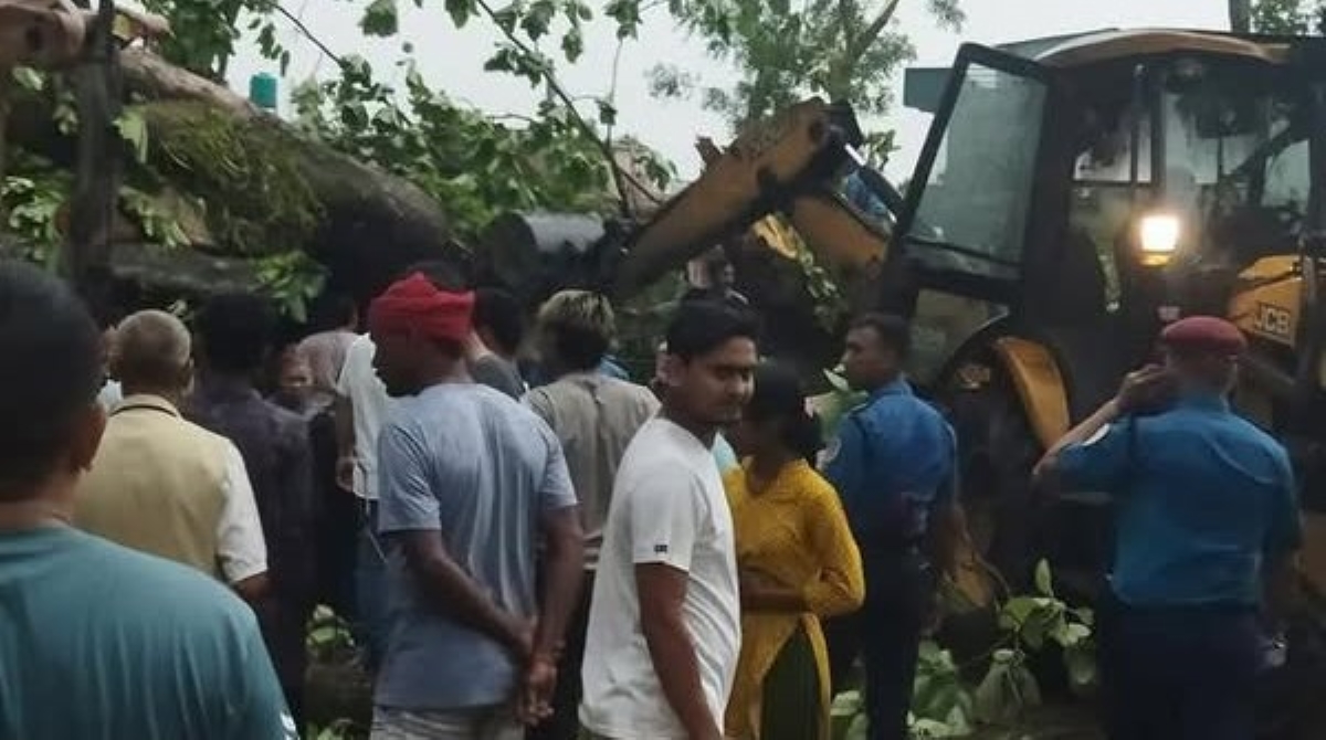सुनवलमा हावाहुरीले रुख ढल्दा च्यापिएर २ जनाको मृत्यु, ३ घाइते