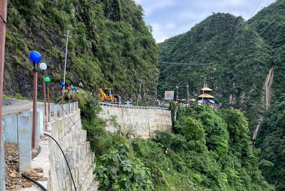 सुपा देउराली पुग्ने चट्टानी भिरकाे बाटाे चाैडा गरी सडक विस्तार